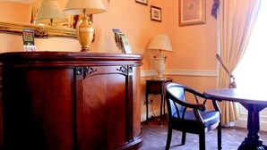 Unclassified image, 4 of 54, button - Lynam's Hotel (Dublin)