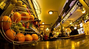 Bar (trong khuôn viên)