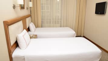 1 kamar tidur, brankas, meja kerja, dan kedap suara