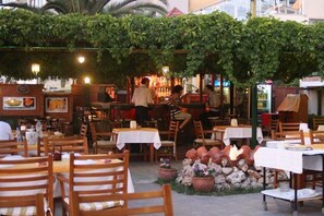 Breakfast, lunch and dinner served - Hotel Sozer (Kusadasi)