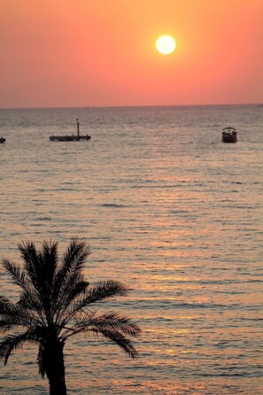 Beach nearby, free beach shuttle, free beach cabanas, sun loungers