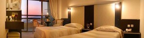 Desk, rollaway beds, free WiFi, bed sheets - Hotel Sozer (Kusadasi)