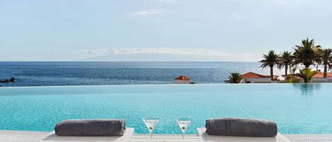 3 piscine all'aperto, ombrelloni da piscina, lettini