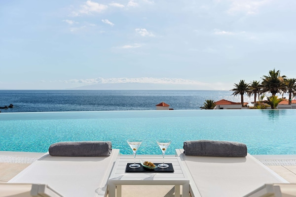 3 kolam renang outdoor, dengan payung kolam renang dan kursi berjemur