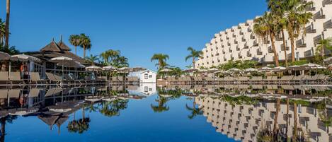 3 buitenzwembaden, parasols bij het zwembad en ligstoelen