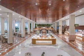2 restaurantes, se sirven desayunos, comidas y cocina mediterránea