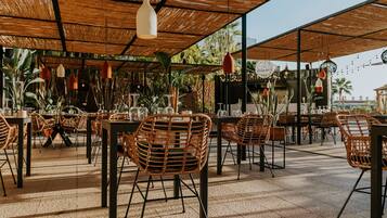 2 restaurantes; se sirven desayunos, comidas, cenas y brunch