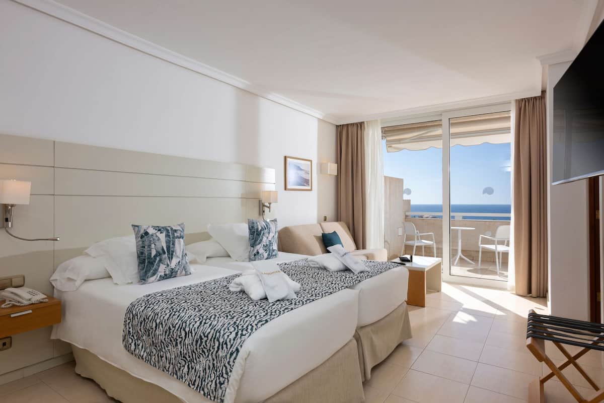 Suite Platinum | Solo Adultos +16 | 1 bedroom, in-room safe, desk, iron/ironing board
