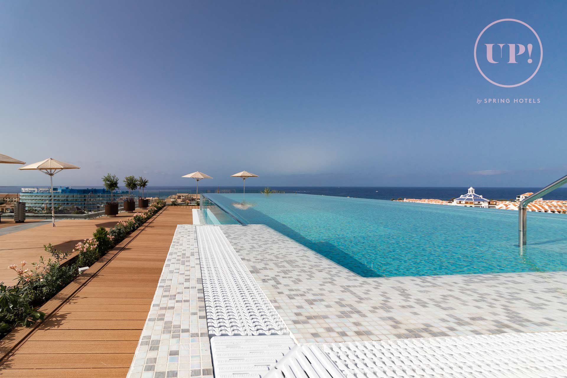 2 つの屋外プール、プール パラソル、サンラウンジャー