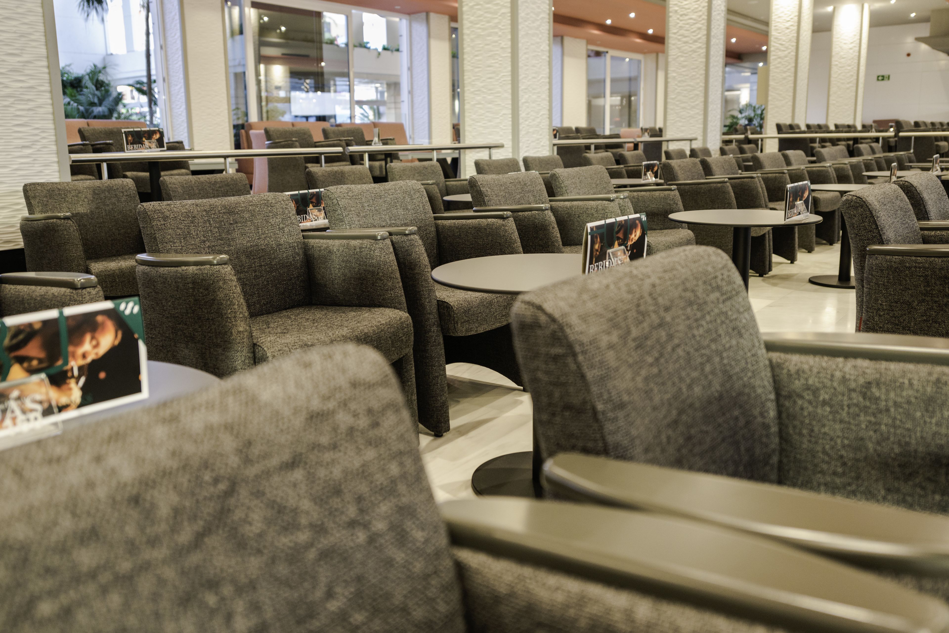 2 bars/lounges, poolside bar