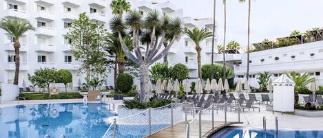 2 albercas al aire libre, sombrillas en la alberca y camastros