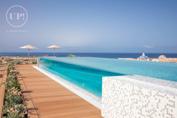 2 piscines extérieures, parasols de plage, chaises longues