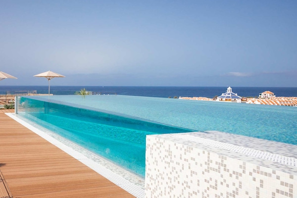 2 buitenzwembaden, parasols bij het zwembad en ligstoelen