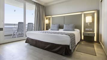 Minibar, cortinas opacas, tabla de planchar con plancha y ropa de cama