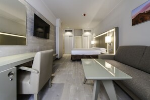Minibar, blendingsgardiner, strykejern/-brett og sengetøy