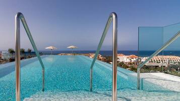 2 piscines extérieures, parasols de plage, chaises longues
