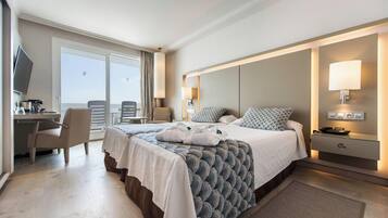 Minibar, cortinas opacas, tabla de planchar con plancha y ropa de cama