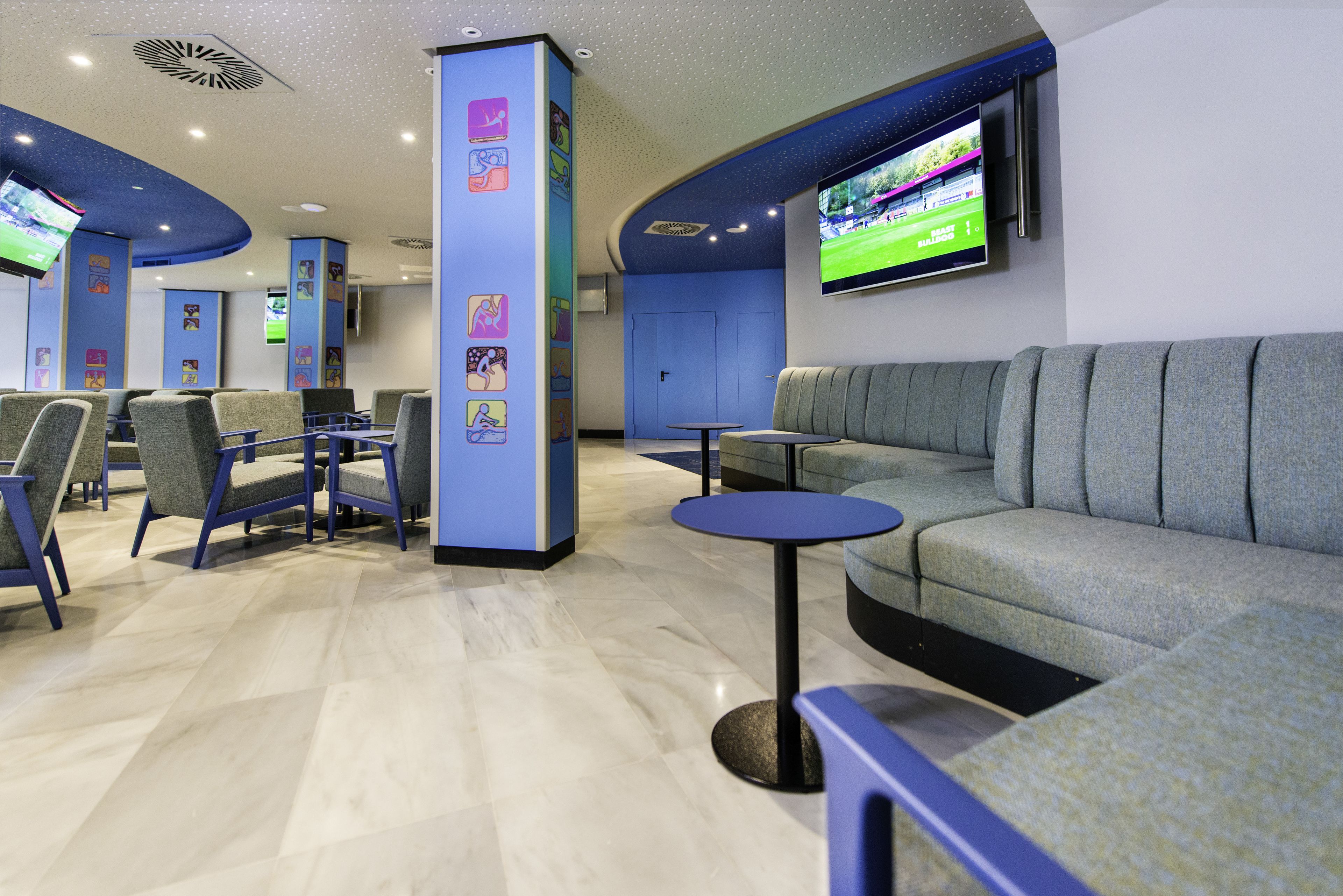 2 bars/lounges, poolside bar