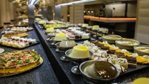 Un bufé con diversos postres y platos.