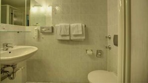 Een douche, een haardroger, handdoeken