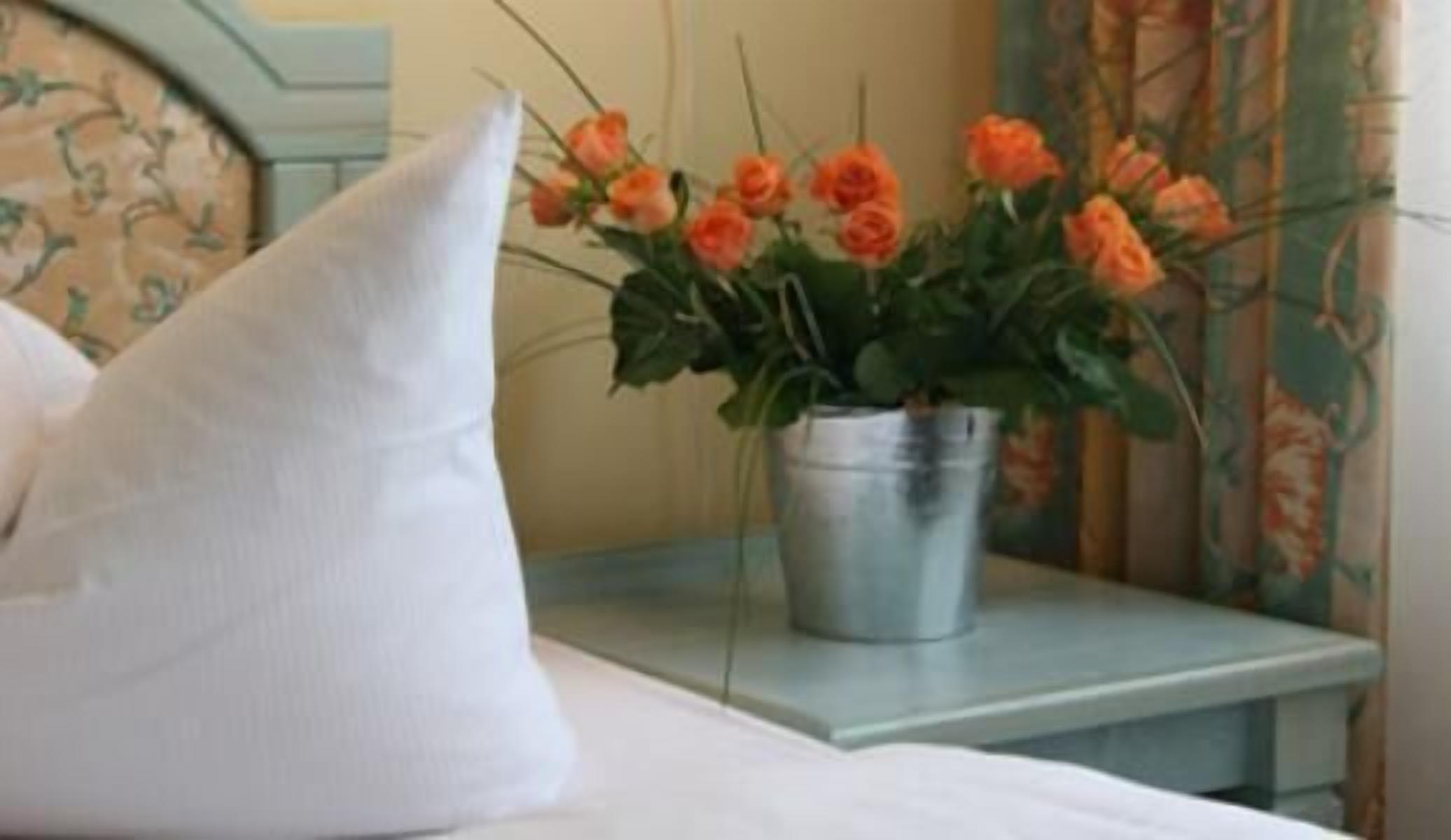 Schreibtisch, Babybetten, Zustellbetten