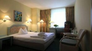 Single Room, 1 Single Bed, Non Smoking | Desk, cots/infant beds, rollaway beds