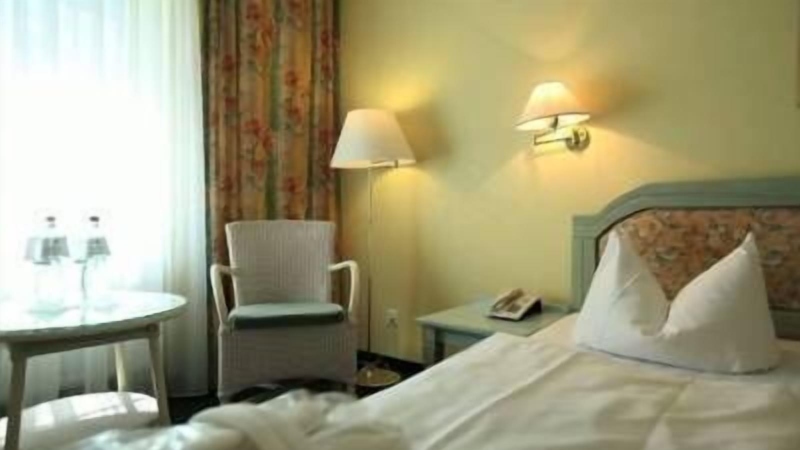 Doppelzimmer | Schreibtisch, Babybetten, Zustellbetten