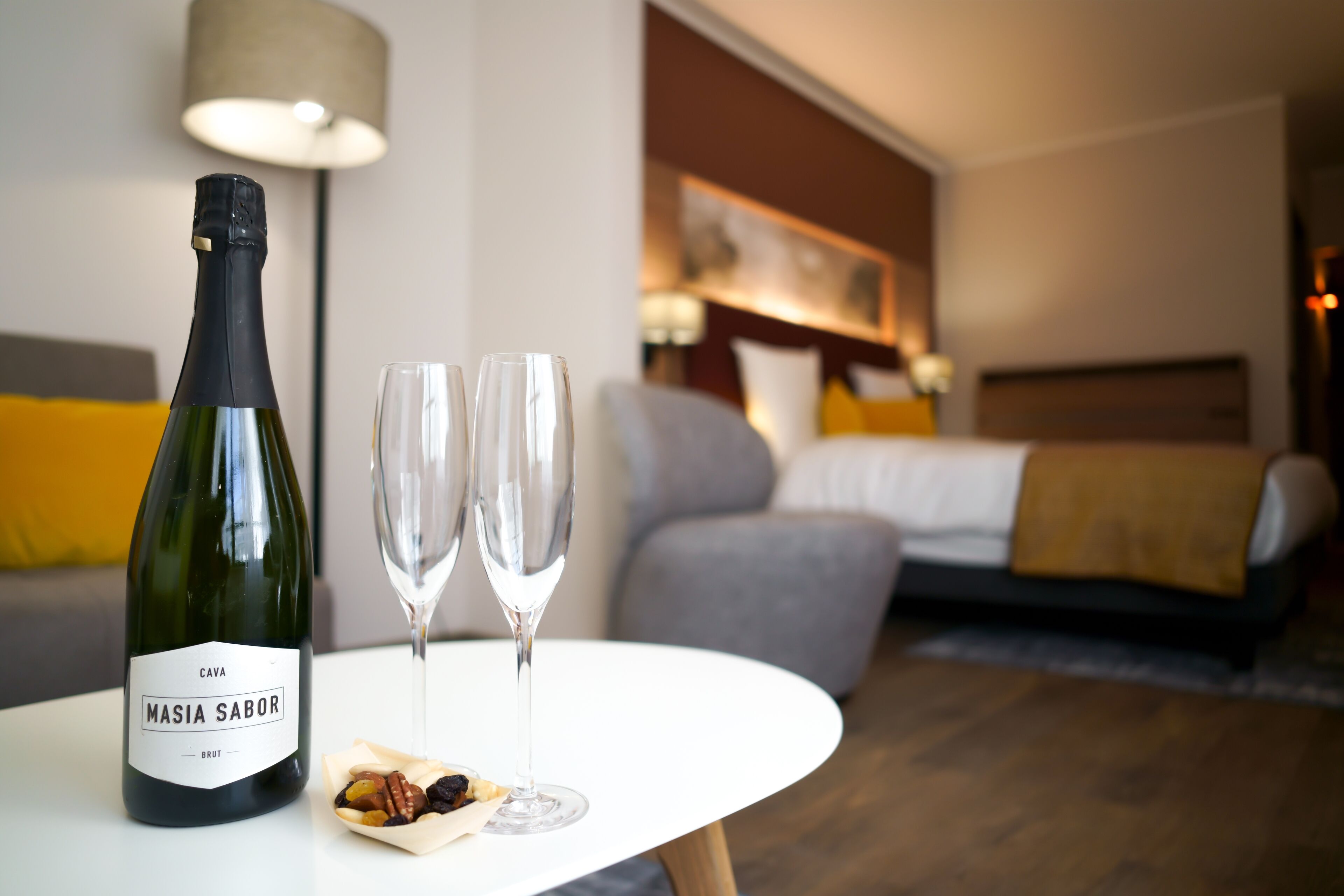 Junior-sviitti | Allergiatestatut vuodevaatteet, minibaari, tallelokero huoneessa