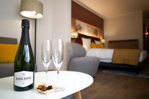 Junior Suite (1 Twin Bed) | Hypo-allergenic bedding, minibar, in-room safe, desk