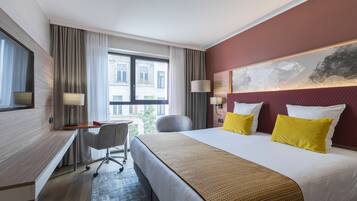 Comfort kamer, 1 tweepersoonsbed | Hypoallergeen beddengoed, een minibar, een kluis op de kamer, een bureau