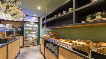 Desayuno buffet entre semana (EUR 21.5 por persona)