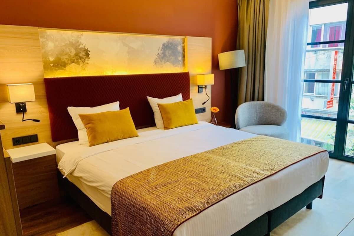 Hypo-allergenic bedding, minibar, in-room safe, desk