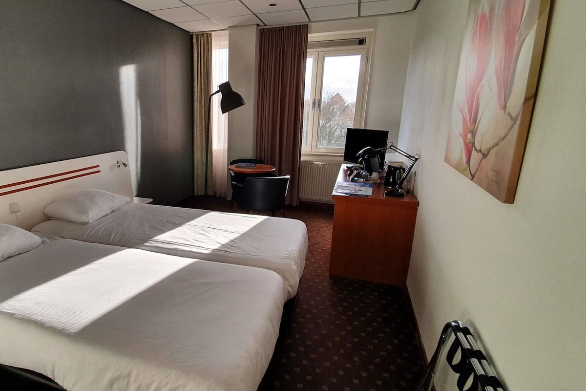 Premium bedding, in-room safe, desk, blackout drapes