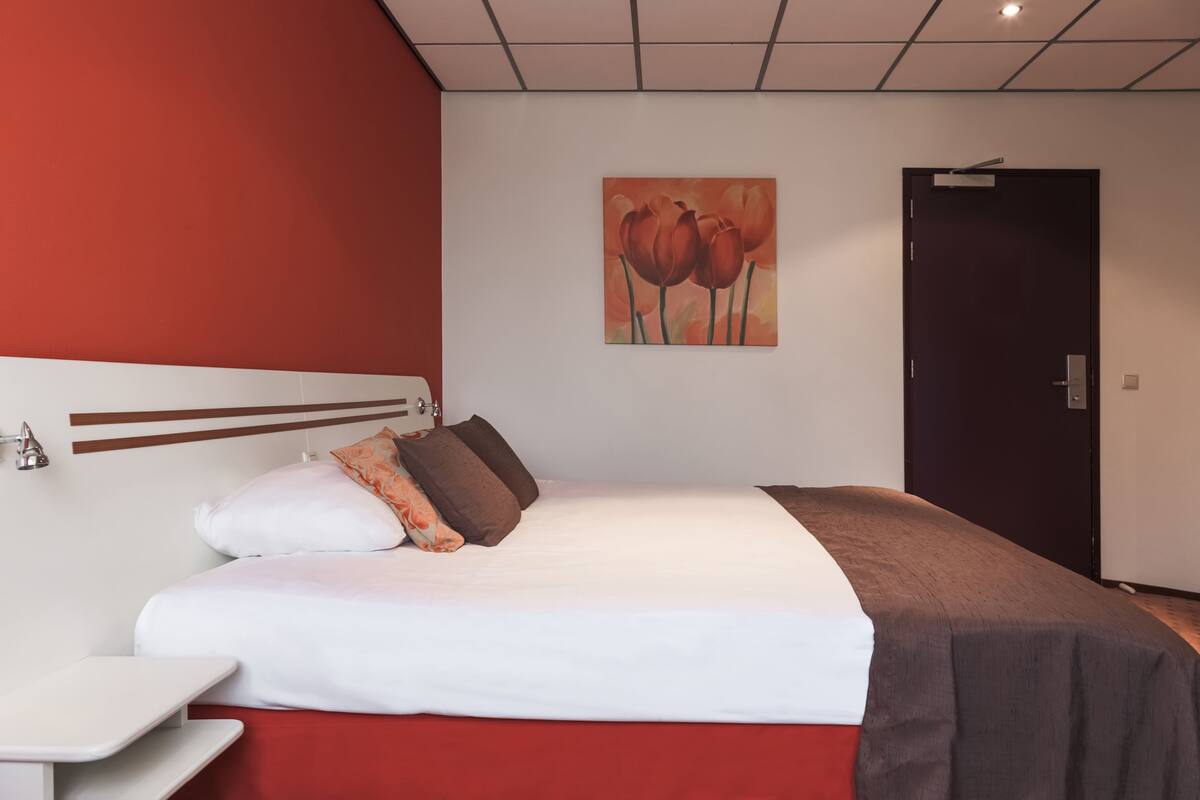 Premium bedding, in-room safe, desk, blackout drapes