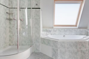 Junior Suite, Bathtub | Bathroom | Combined shower/tub, free toiletries, hair dryer, towels - Fletcher Stadshotel Den Haag (The Hague)