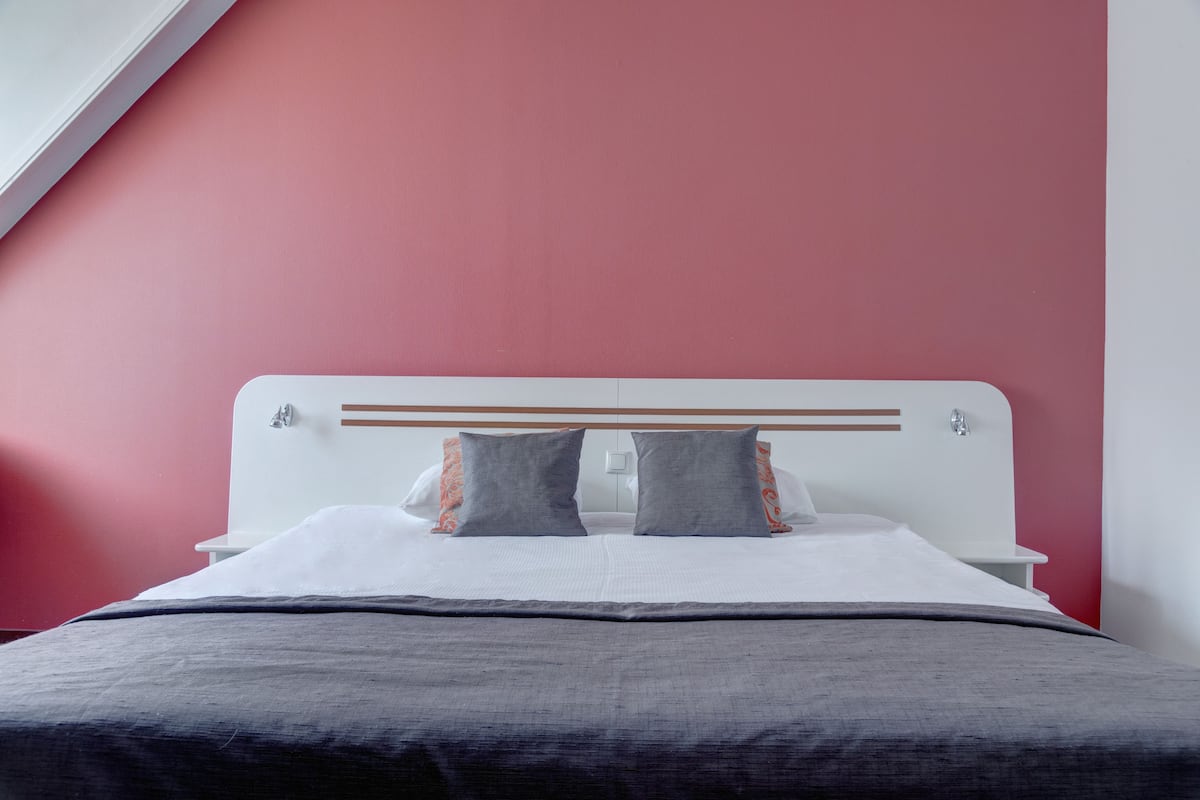 Premium bedding, in-room safe, desk, blackout drapes