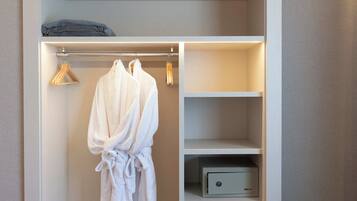 Comfort kamer | Luxe beddengoed, een minibar, een kluis op de kamer, een bureau