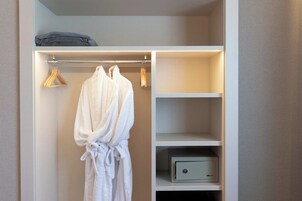 Kamar Comfort | Seprai premium, minibar, brankas, dan meja kerja