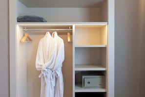 Comfort-Zimmer | Hochwertige Bettwaren, Minibar, Zimmersafe, Schreibtisch