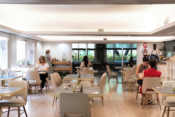 Tägliches Frühstücksbuffet (18 EUR pro Person)