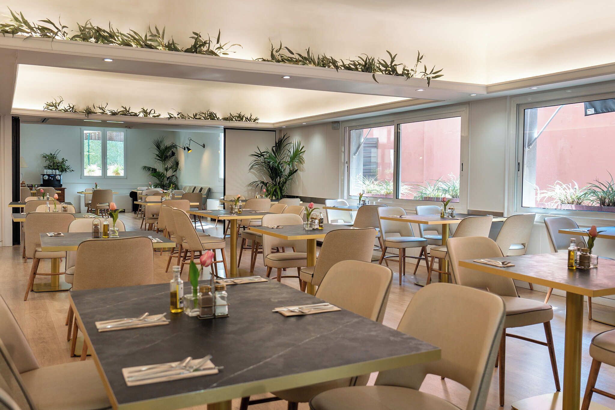 Petit déjeuner buffet (18 EUR par personne)