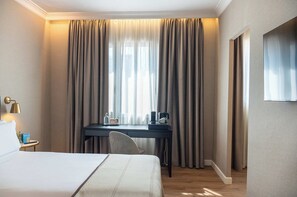 ห้องคอมฟอร์ท | เครื่องนอนระดับพรีเมียม, มินิบาร์, ตู้นิรภัยในห้องพัก, โต๊ะทำงาน