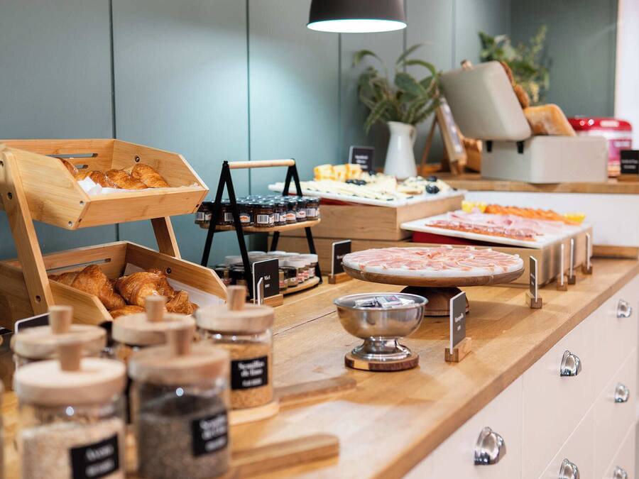 Daily buffet breakfast (EUR 18 per person)