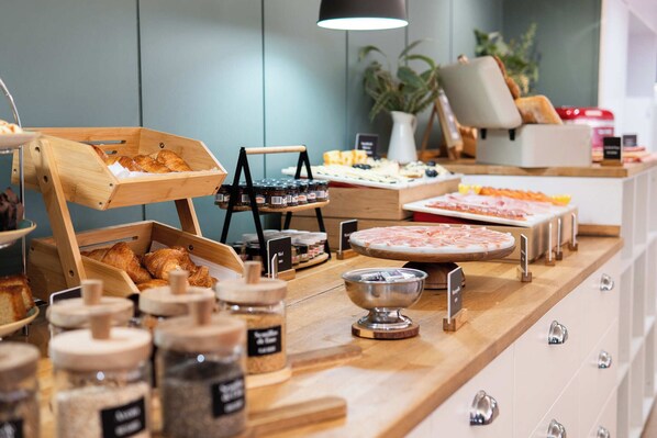 Daily buffet breakfast (EUR 18 per person) - Tres Torres Atiram Hotel (Barcelona)