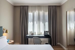 Hochwertige Bettwaren, Minibar, Zimmersafe, Schreibtisch