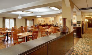 Café da manhã com buffet grátis nos fins de semana