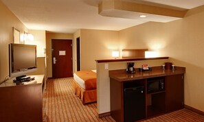 Premium bedding, pillowtop beds, desk, blackout drapes - Phoenix Inn Suites - Albany (Albany)