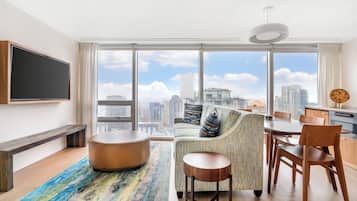 Suite estándar, 1 habitación, cocineta (2 Bath) | Área de sala de estar | Televisión de 32 pulgadas con canales digitales y películas con cargo