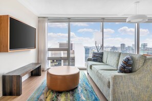 Suite estándar, 1 habitación, cocineta | Área de sala de estar | Televisión de 32 pulgadas con canales digitales y películas con cargo 
