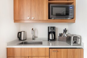 Suite estudio estándar | Cocina privada | Refrigerador, microondas, cafetera y tetera y tetera eléctrica 